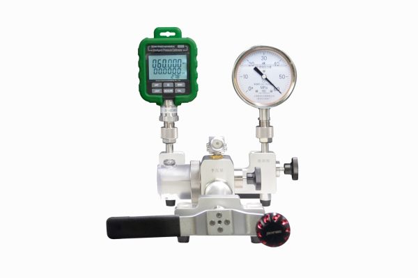 HS705 Hydraulic Comparator